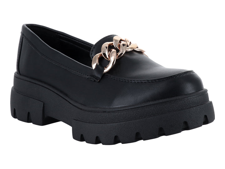 Mocasín negro de plataforma con detalle de cadena dorada y suela track.