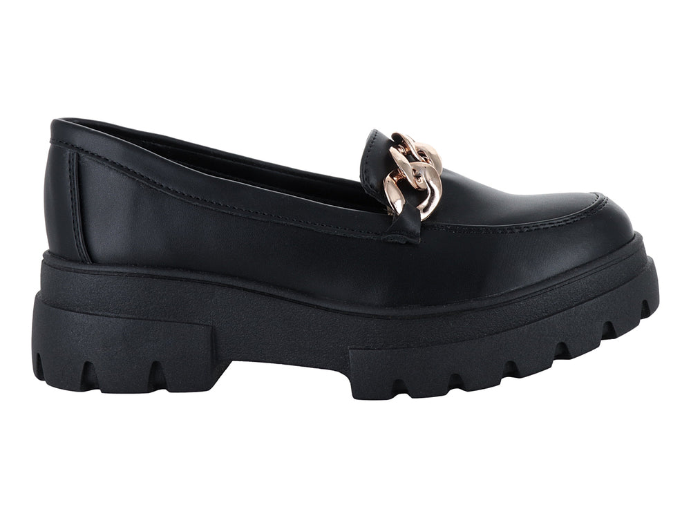 Mocasín negro de plataforma con detalle de cadena dorada y suela track.