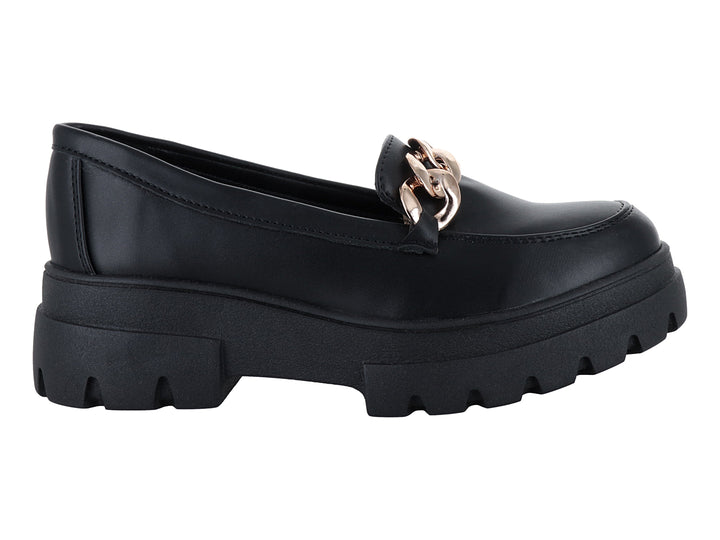 Mocasín negro de plataforma con detalle de cadena dorada y suela track.