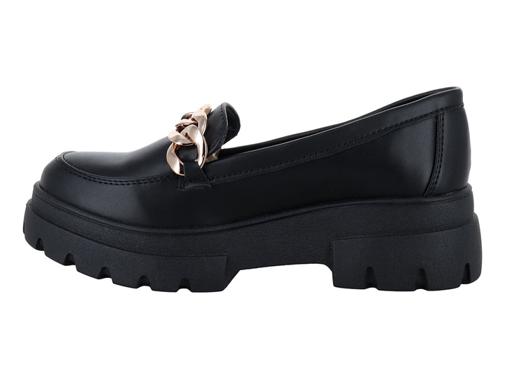 Mocasín negro de plataforma con detalle de cadena dorada y suela track.