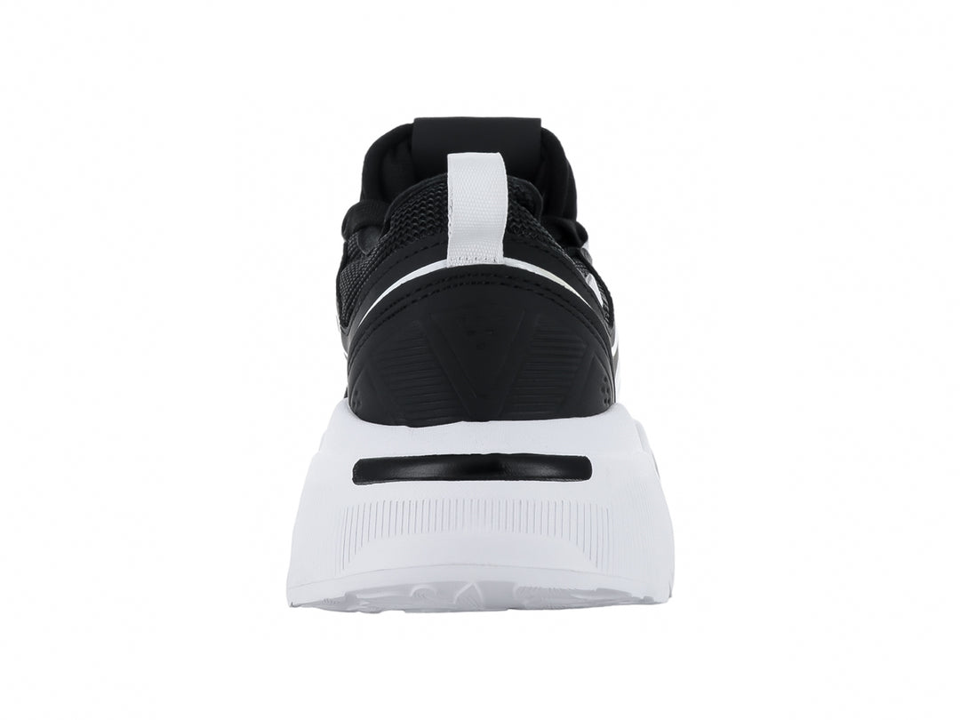 Tenis de baloncesto marca THENTIC en colores negro y blanco con suela blanca robusta y detalles de rayas laterales.