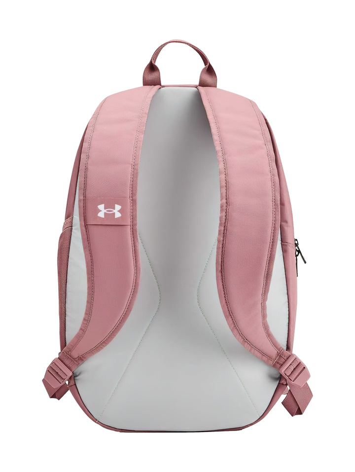 Mochila Under Armour Hustle Lite en color rosa con logotipo blanco frontal y asa superior.