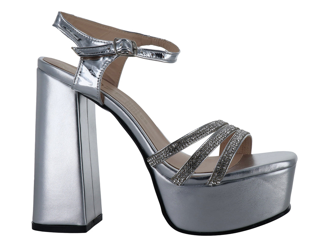 Sandalia de mujer color plata con tacón grueso, plataforma y tiras frontales decoradas con brillos.