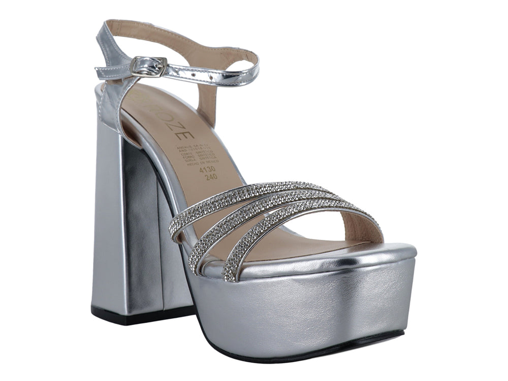 Sandalia de mujer color plata con tacón grueso, plataforma y tiras frontales decoradas con brillos.