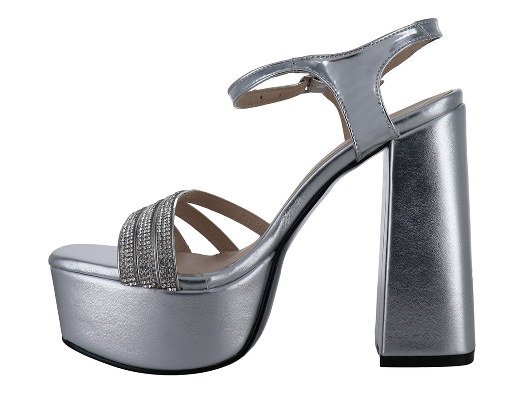 Sandalia de mujer color plata con tacón grueso, plataforma y tiras frontales decoradas con brillos.