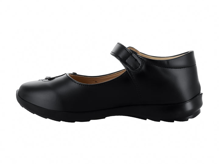 Zapato negro para Niña con correa, hebilla plateada y detalle de mariposa en la punta.