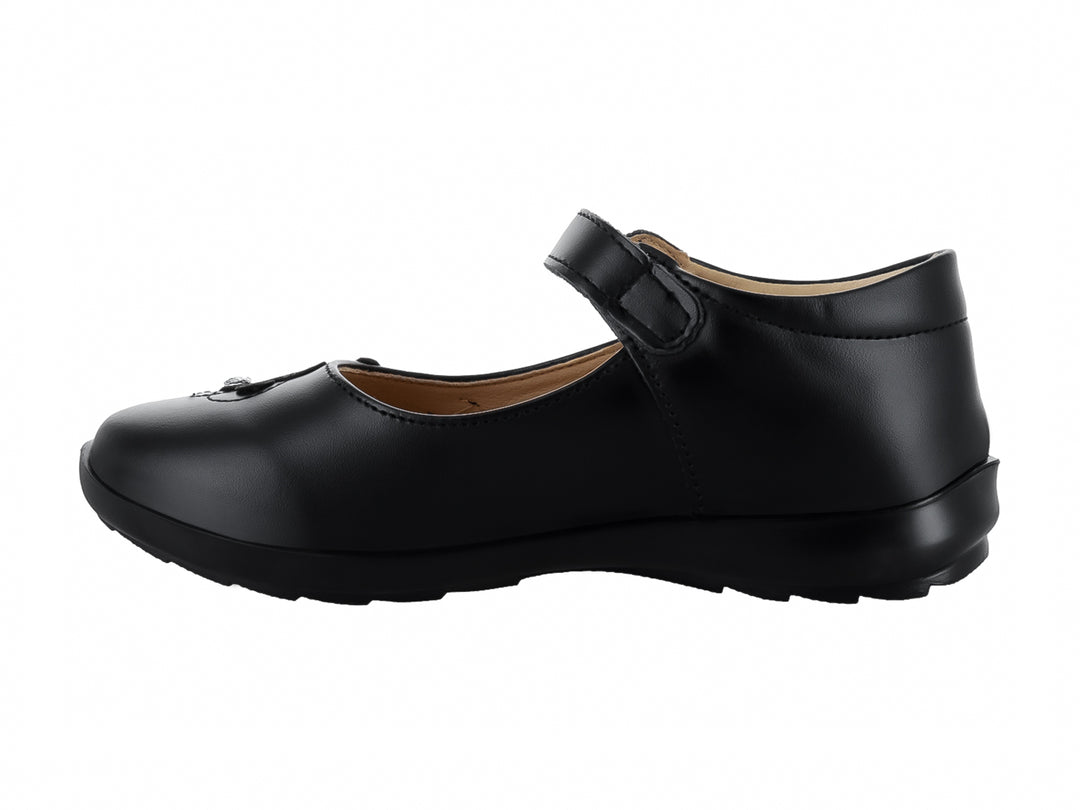 Zapato negro para niña estilo Mary Jane con correa, hebilla plateada y detalle de mariposa en la punta.