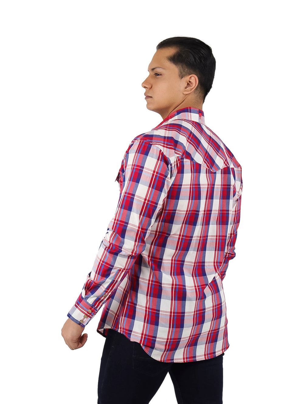 Hombre vistiendo camisa de cuadros roja y blanca de manga larga marca Wrangler.