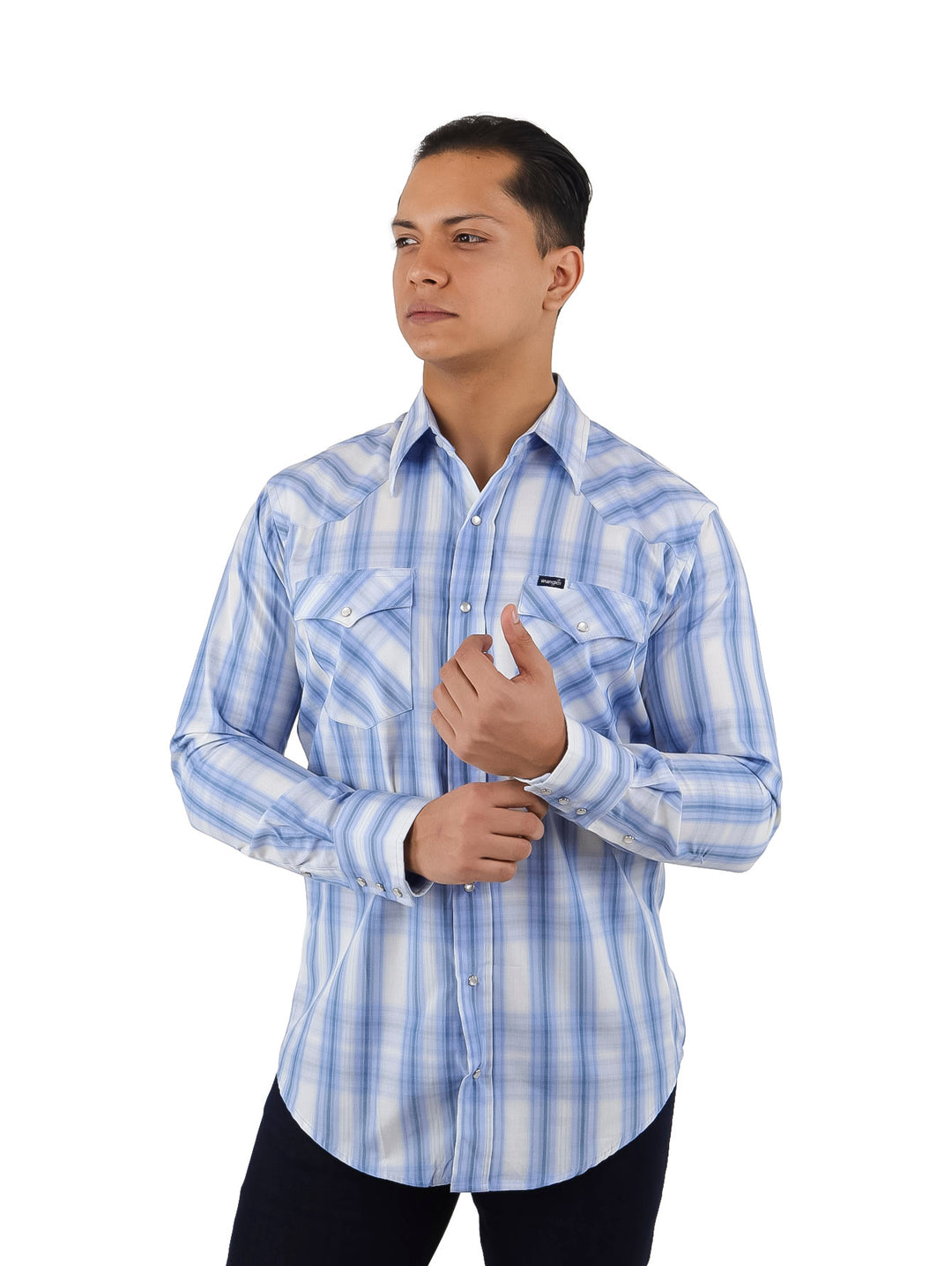 Hombre vistiendo camisa Wrangler de manga larga con estampado de cuadros en color azul y blanco.