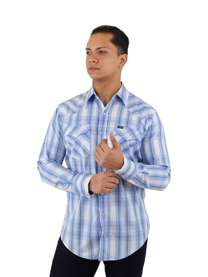 Hombre vistiendo camisa Wrangler de manga larga con estampado de cuadros en color azul y blanco.