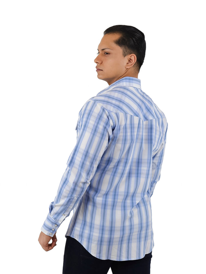 Hombre vistiendo camisa Wrangler de manga larga con estampado de cuadros en color azul y blanco.