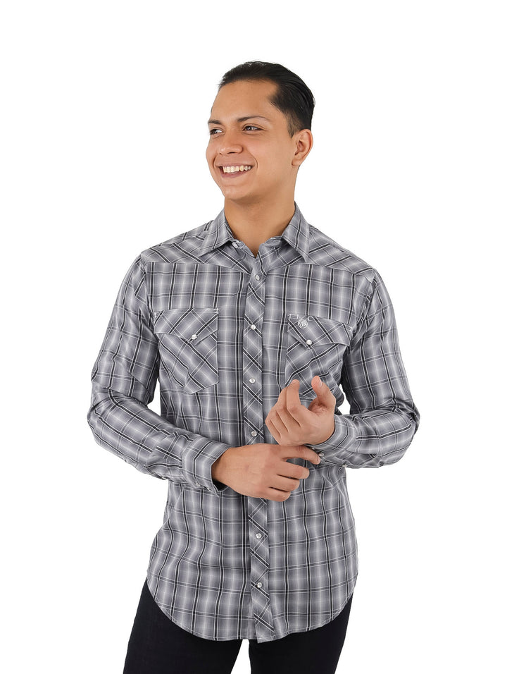 Hombre usando camisa Wrangler gris de manga larga con diseño de cuadros y estilo western.