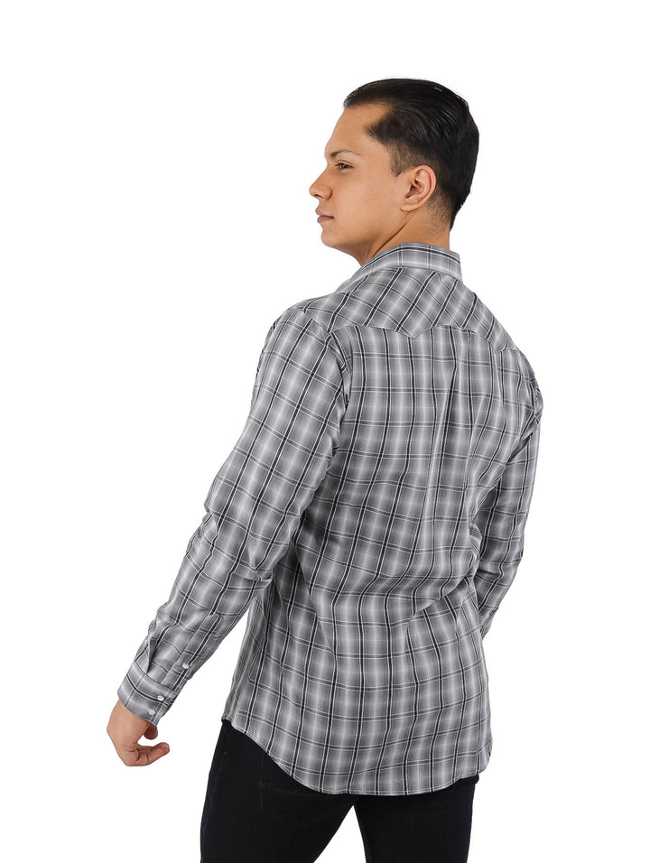 Hombre usando camisa Wrangler gris de manga larga con diseño de cuadros y estilo western.