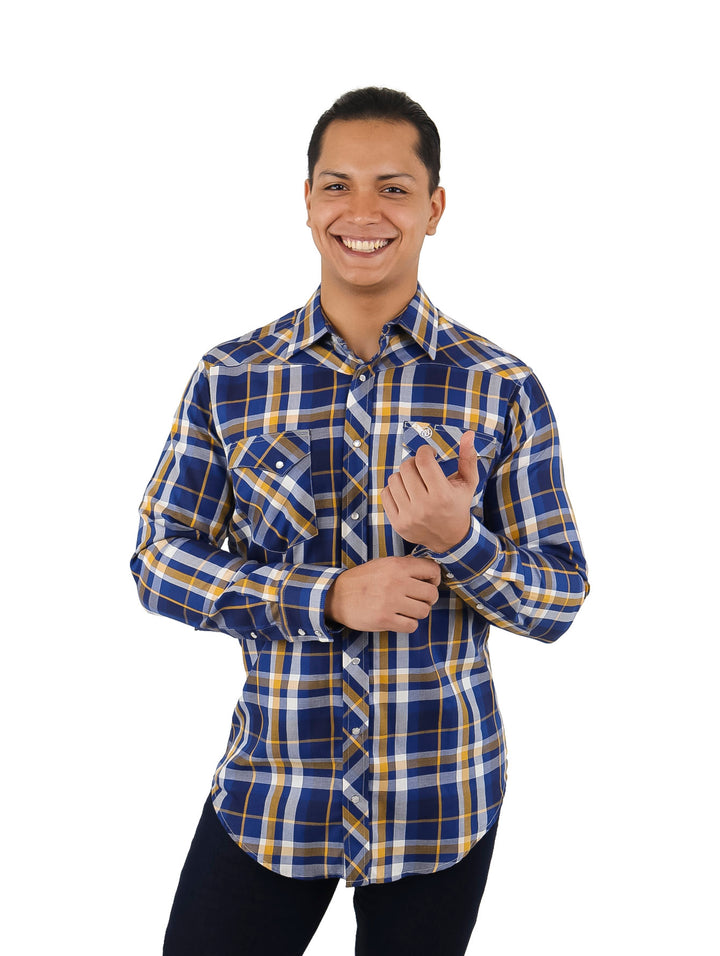 Hombre vistiendo camisa Wrangler de cuadros en colores azul y mostaza con manga larga.