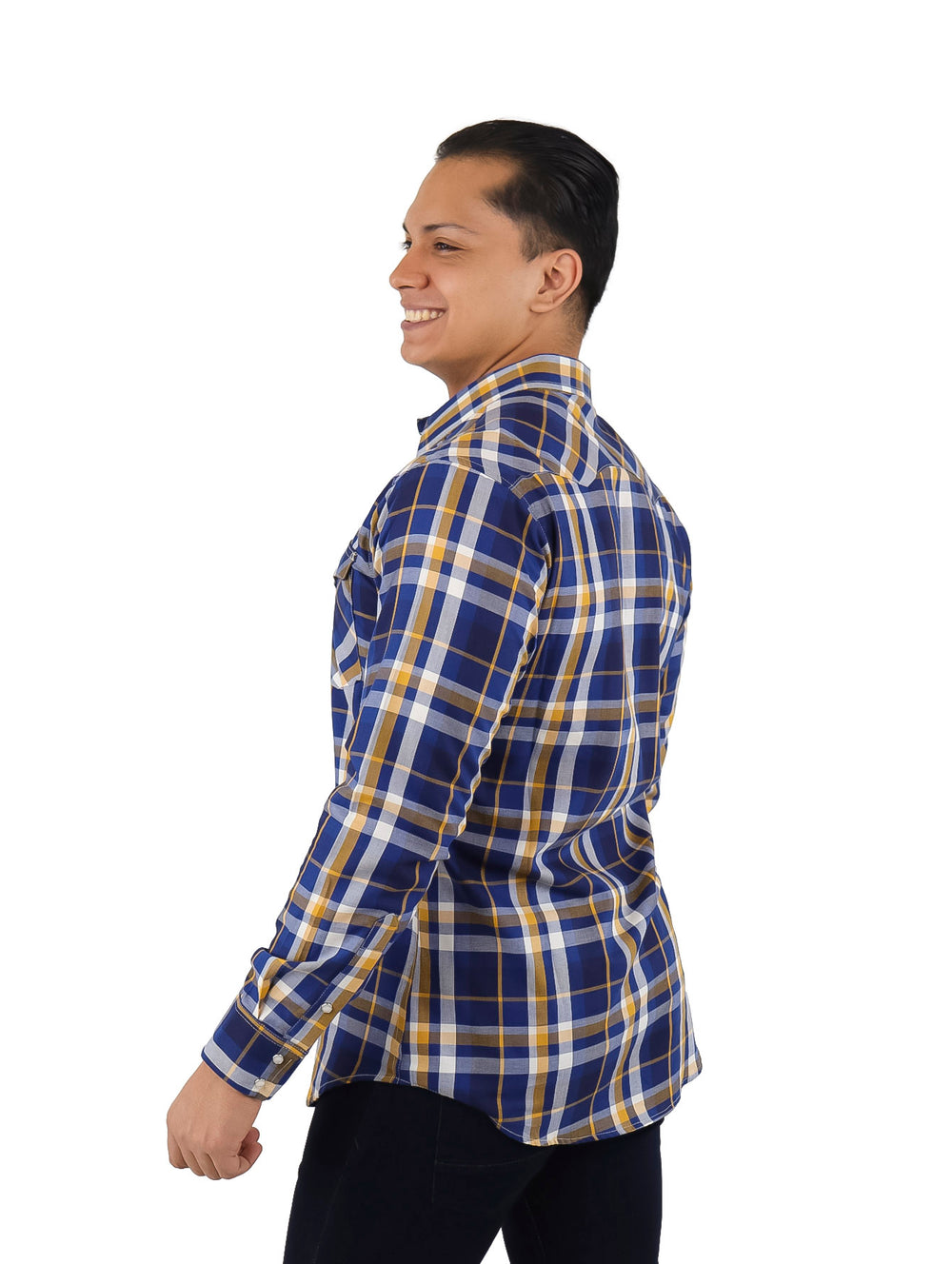 Hombre vistiendo camisa Wrangler de cuadros en colores azul y mostaza con manga larga.