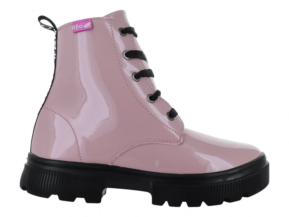 Bota infantil de charol color rosa con agujetas y suela gruesa negra.