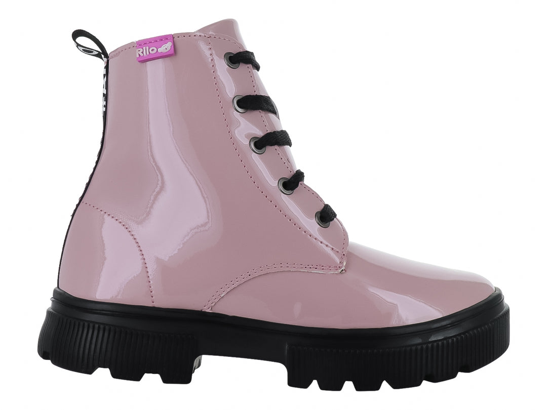 Bota infantil de charol color rosa con agujetas y suela gruesa negra.