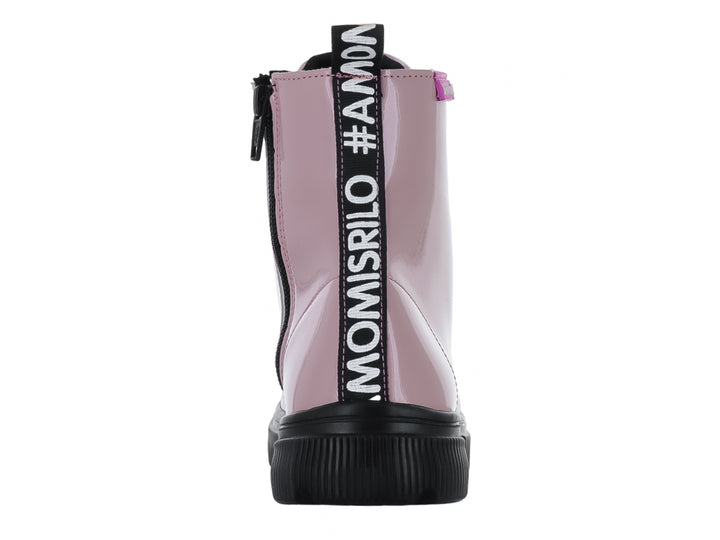 Bota infantil de charol color rosa con agujetas y suela gruesa negra.
