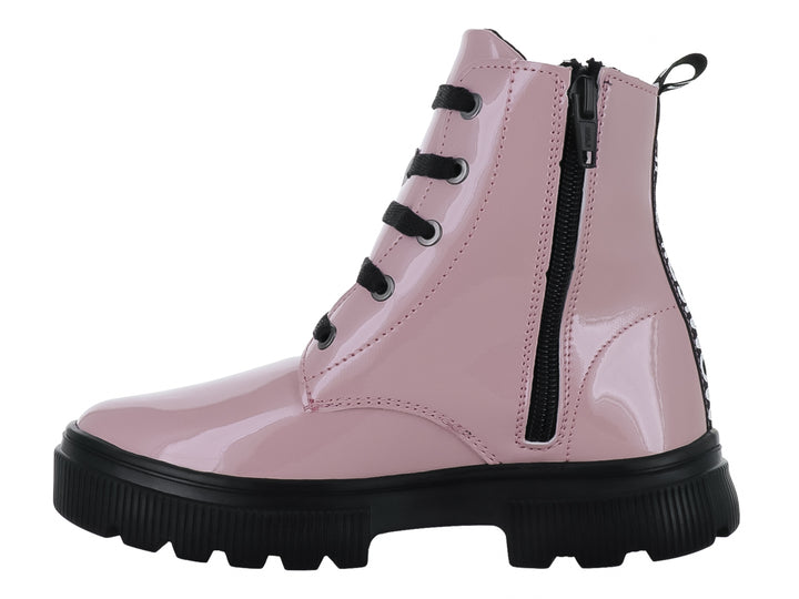 Bota infantil de charol color rosa con agujetas y suela gruesa negra.