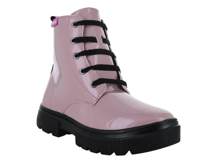 Bota de charol rosa con agujetas negras y suela track negra.