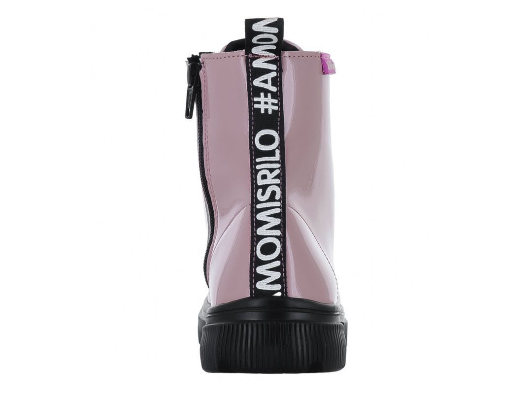 Bota de charol rosa con agujetas negras y suela track negra.