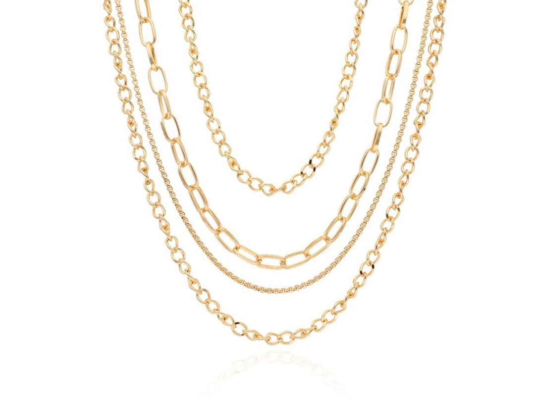 Collar de capas en color oro con diferentes grosores de eslabones sobre fondo blanco.
