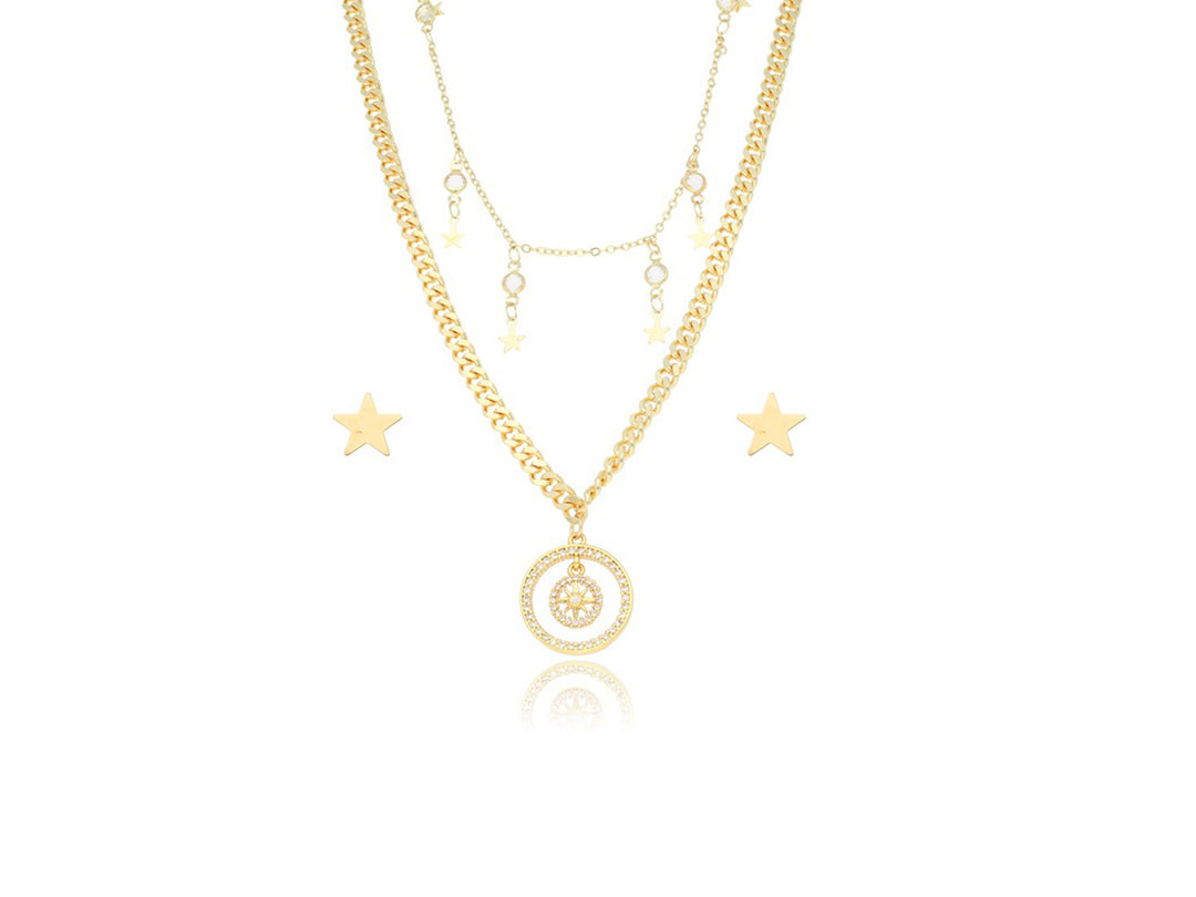 Set de collares en color oro con dijes de estrellas y un medallón circular central.