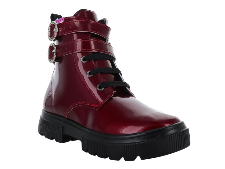 Bota de charol rojo con suela track negra, agujetas y hebillas laterales.