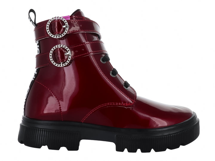 Bota de charol rojo con suela track negra, agujetas y hebillas laterales.
