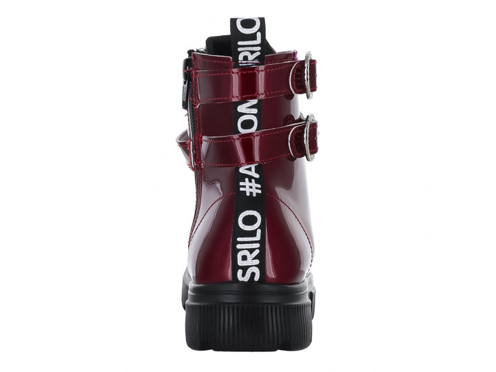 Bota de charol rojo con suela track negra, agujetas y hebillas laterales.