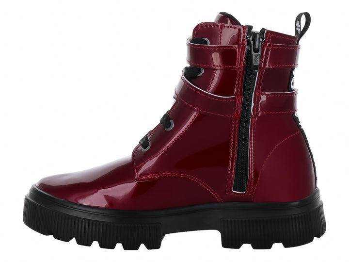 Bota de charol rojo con suela track negra, agujetas y hebillas laterales.