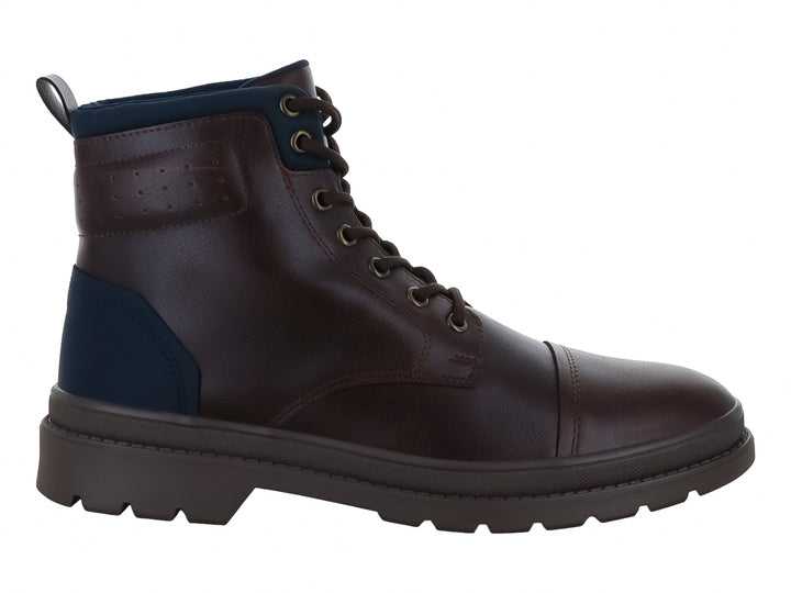 Botas casuales color chocolate con detalles en azul marino y suela robusta dentada.