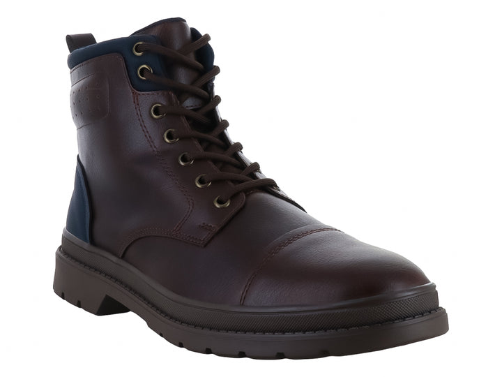 Botas casuales color chocolate con detalles en azul marino y suela robusta dentada.