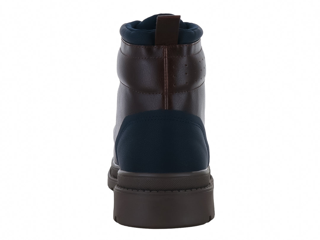 Botas casuales color chocolate con detalles en azul marino y suela robusta dentada.