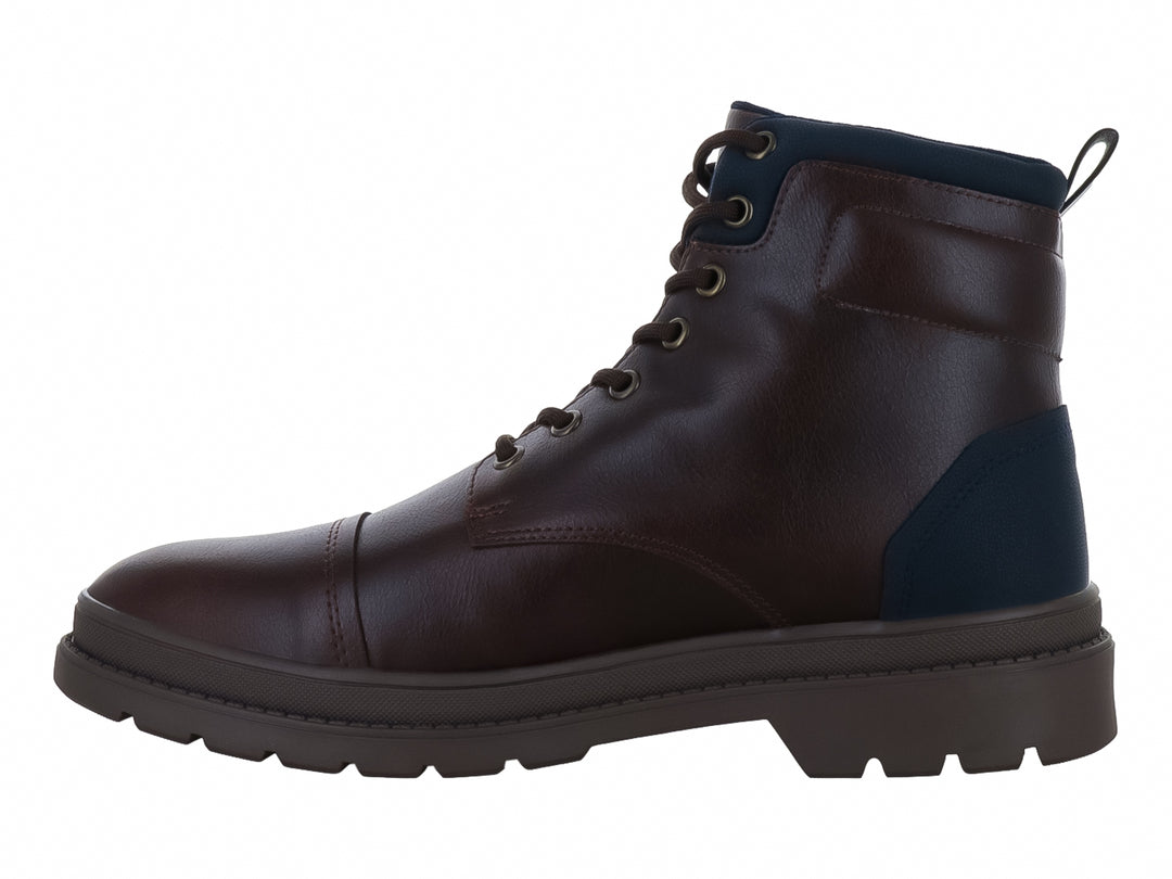 Botas casuales color chocolate con detalles en azul marino y suela robusta dentada.