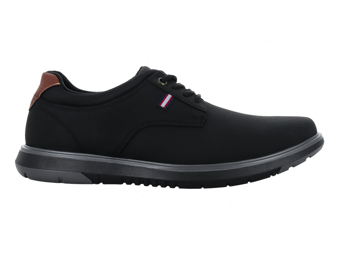 Zapato casual color negro con cordones y detalle marrón en el talón.