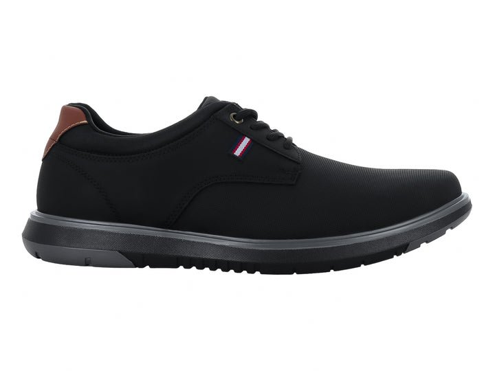 Zapato casual color negro con cordones y detalle marrón en el talón.