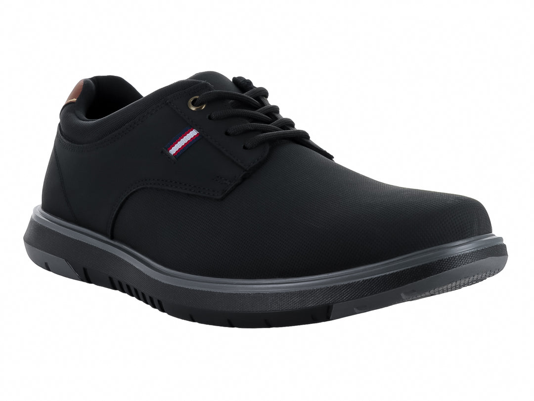 Zapato casual color negro con cordones y detalle marrón en el talón.