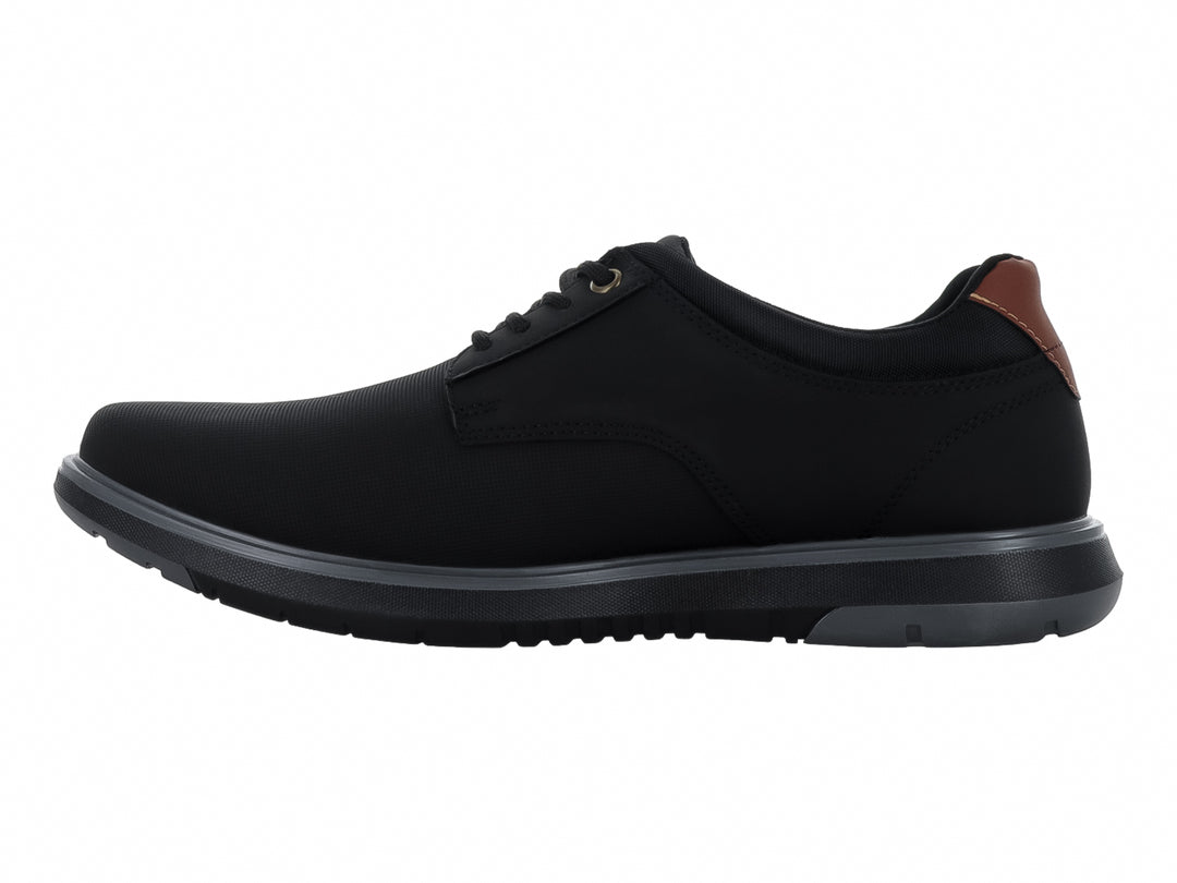 Zapato casual color negro con cordones y detalle marrón en el talón.