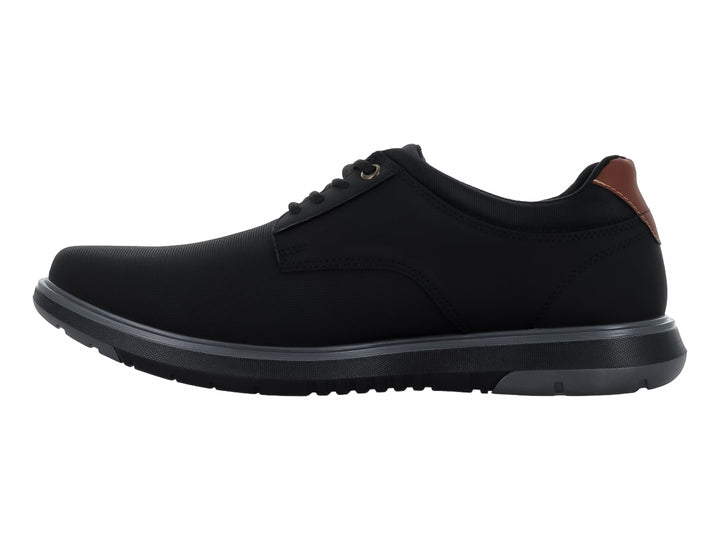 Zapato casual color negro con cordones y detalle marrón en el talón.