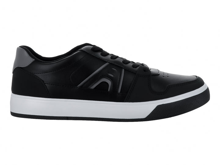 Tenis casuales SOLIE color negro con suela blanca y detalles en gris.