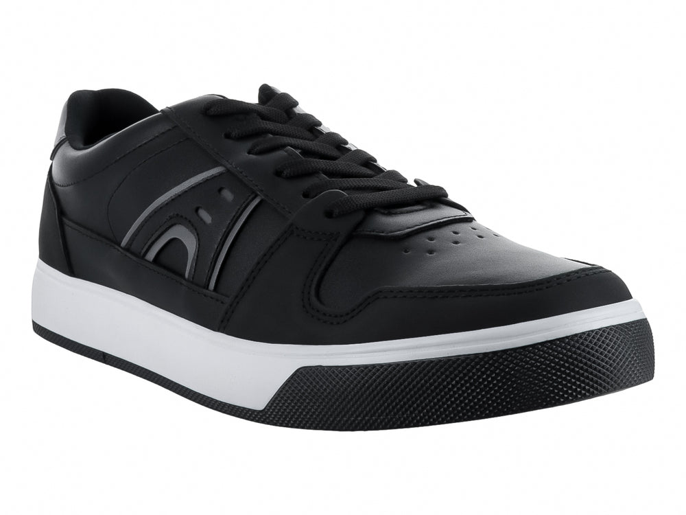 Tenis casuales SOLIE color negro con suela blanca y detalles en gris.