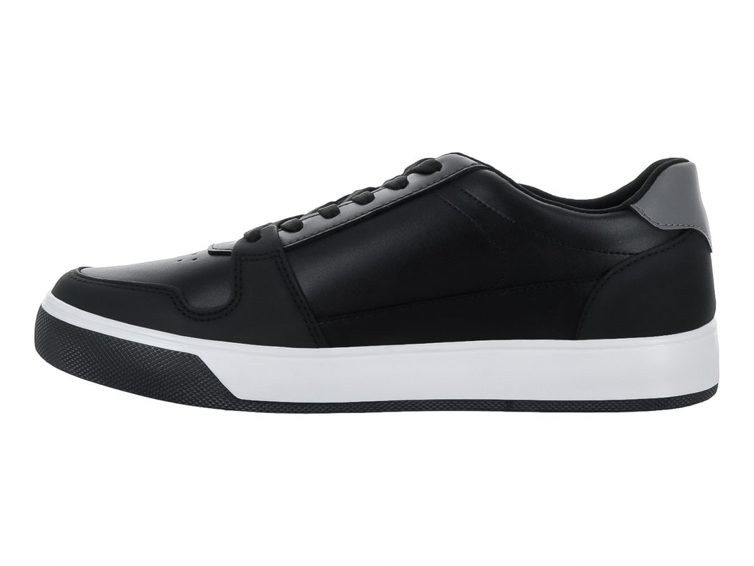 Tenis casuales SOLIE color negro con suela blanca y detalles en gris.
