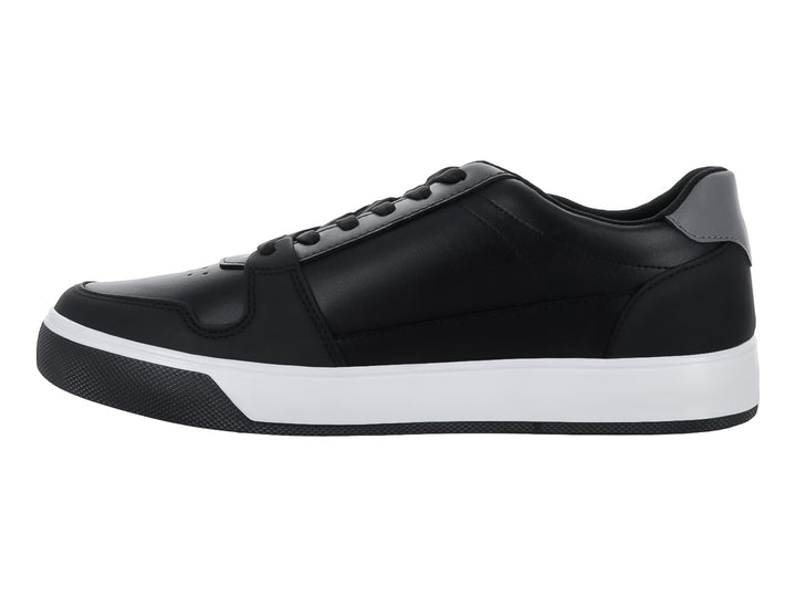 Tenis casuales SOLIE color negro con suela blanca y detalles en gris.