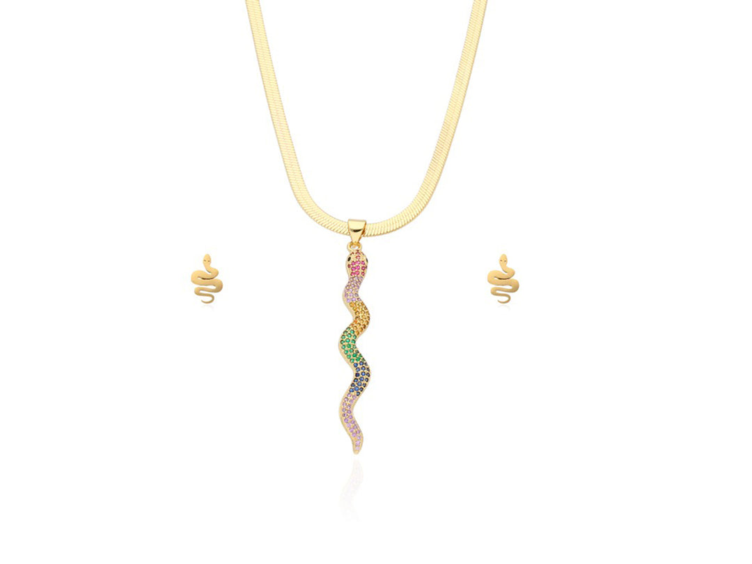 Set de joyería dorado compuesto por un collar y aretes con diseño de serpiente decorada con cristales multicolor.