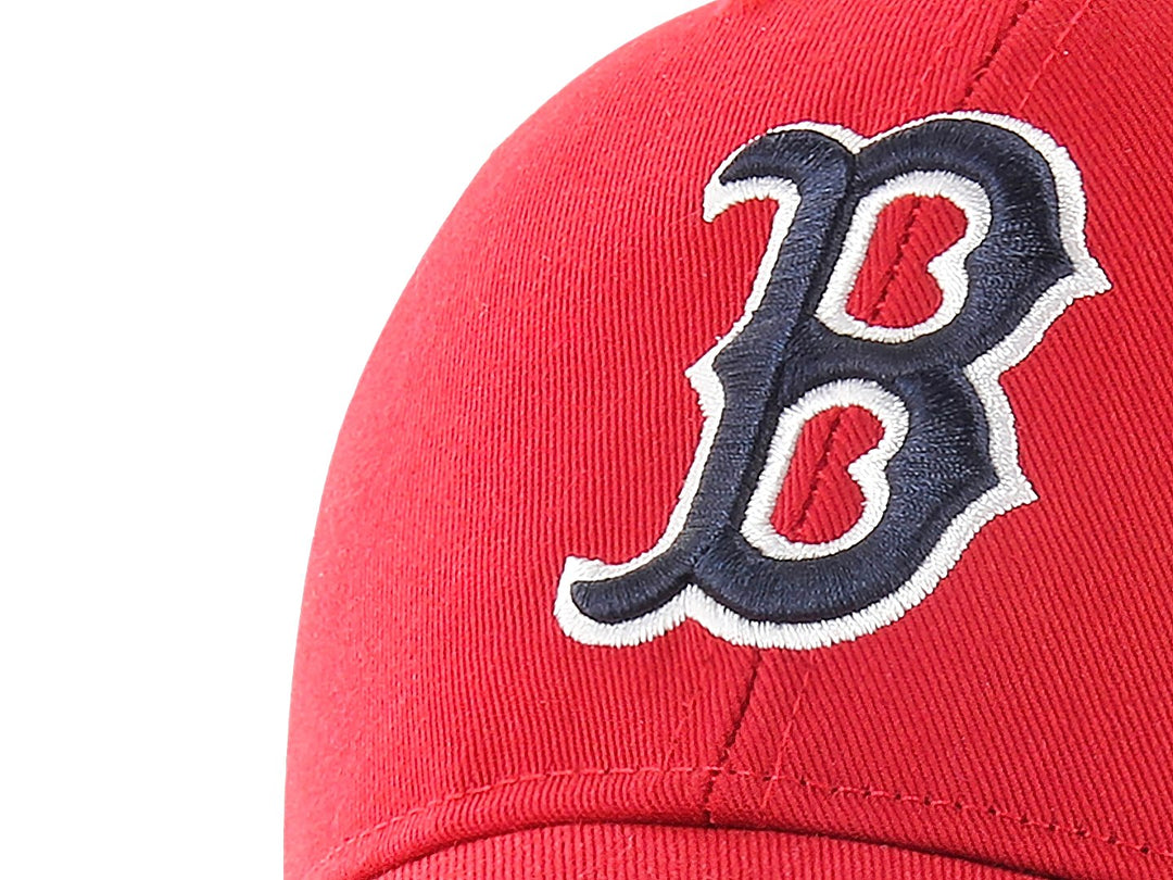 Gorra roja de béisbol marca 47 Brand con logo bordado de los Boston Red Sox y panel trasero de malla.