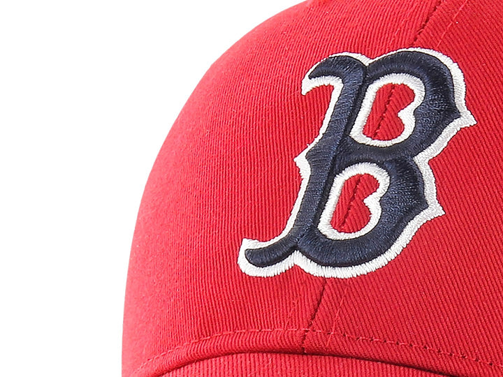Gorra roja de béisbol marca 47 Brand con logo bordado de los Boston Red Sox y panel trasero de malla.