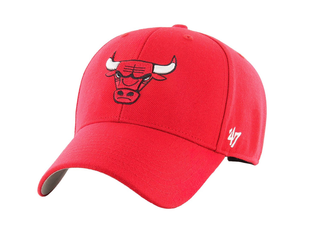 Gorra roja de béisbol marca 47 Brand con el logotipo bordado de los Chicago Bulls en la parte frontal.