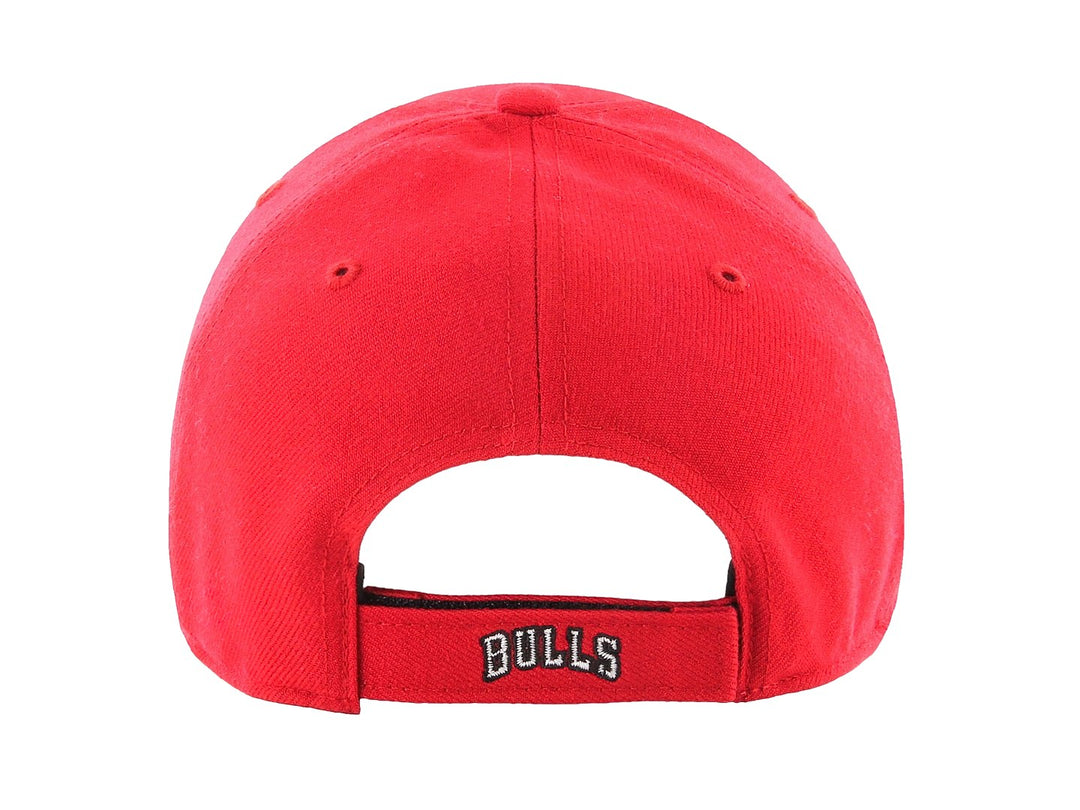 Gorra roja de béisbol marca 47 Brand con el logotipo bordado de los Chicago Bulls en la parte frontal.