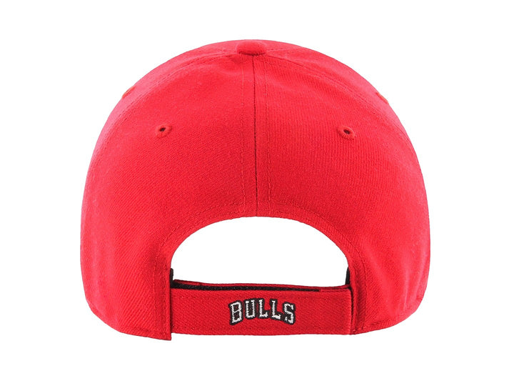 Gorra roja de béisbol marca 47 Brand con el logotipo bordado de los Chicago Bulls en la parte frontal.